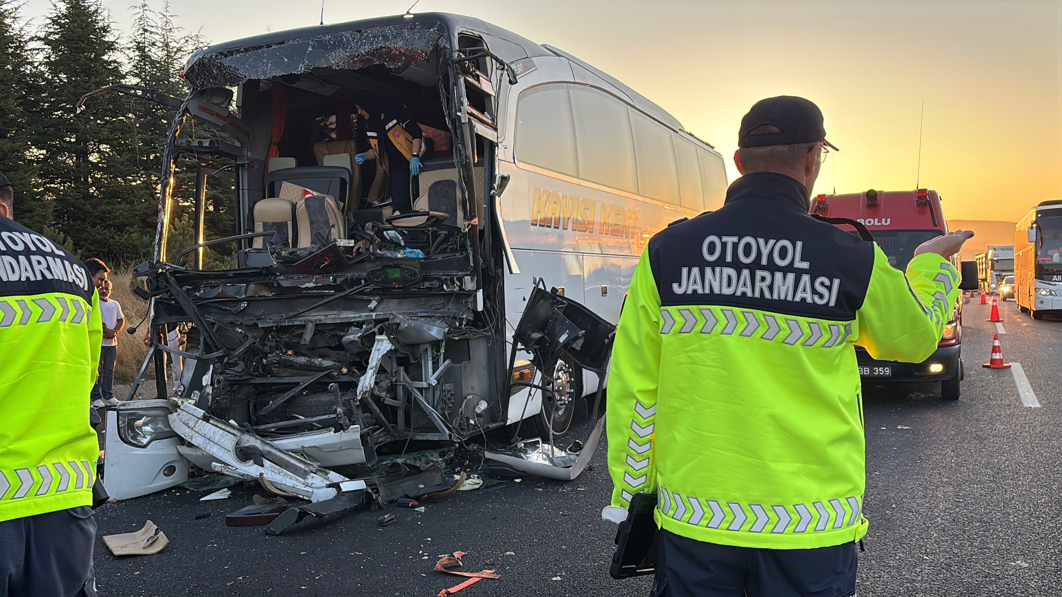 yolcu otobusu ile sogan yuklu kamyon carpisti 1 42URIrnT