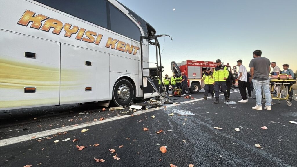 yolcu otobusu ile sogan yuklu kamyon carpisti 35sdyvWt