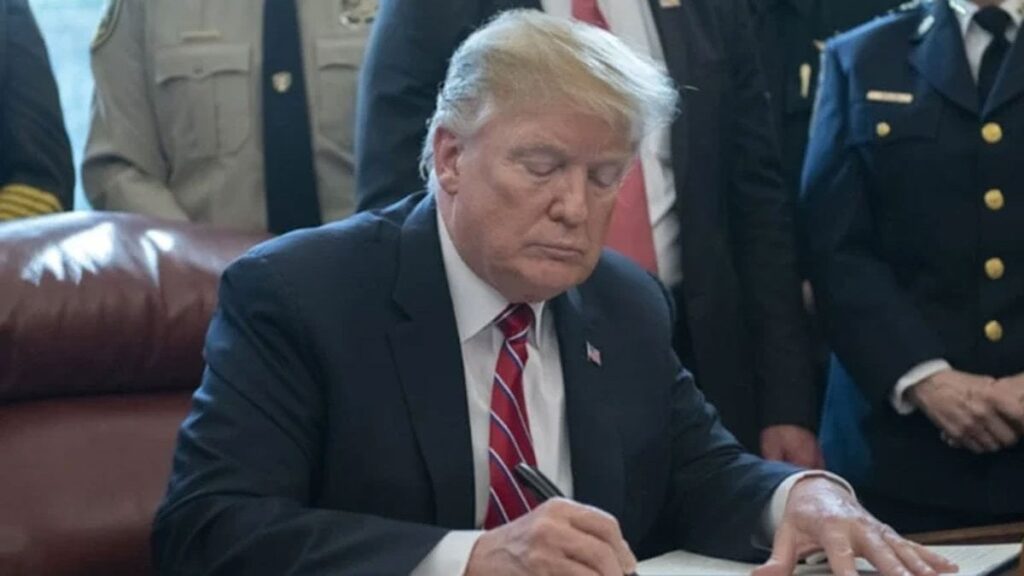 abdde yasamak ve calismak artik hayal oldu trump resmen onayladi DYtkSM3Z