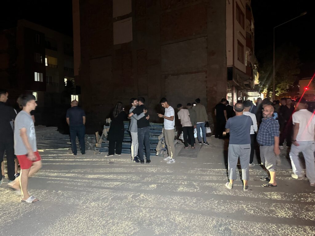 adiyamanda insaat temeline dusen otomobildeki 4 kisi yaralandi gv84724Y