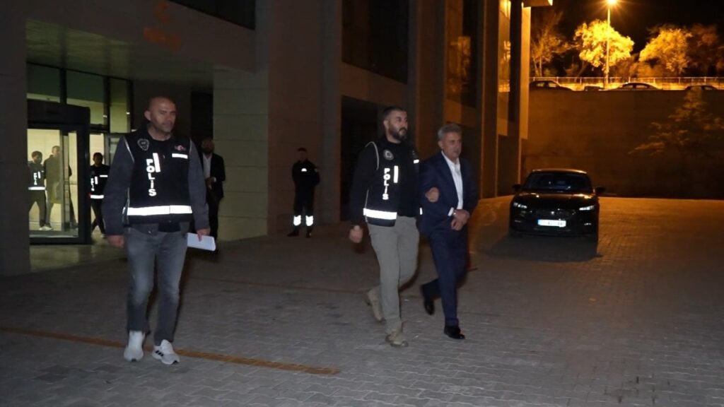 akpli yahsihan belediye baskani ahmet sungur tutuklandi WG4AEtRB