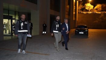 akpli yahsihan belediye baskani ahmet sungur tutuklandi WG4AEtRB