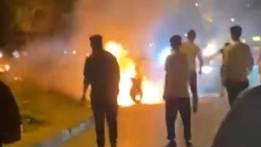 Alev alan motosiklete kırık ayağıyla yardıma koştu 1 alev alan motosiklete kirik ayagiyla yardima kostu 1Uan7FWj