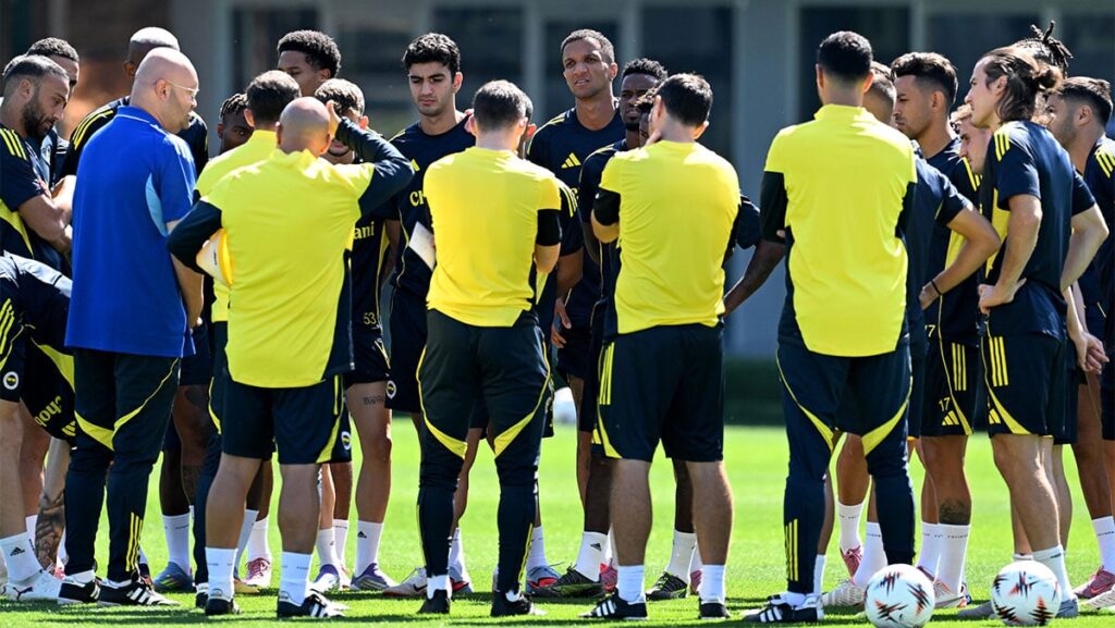 ali koc futbolcularla vedalasti R2cSWR5J