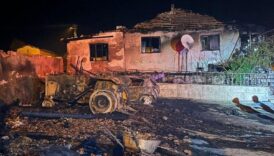 amasyada evin garajinda cikan yanginda otomobil ve traktor kullanilmaz hale geldi cLDRjBv6