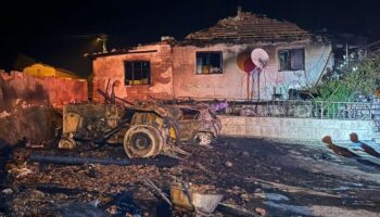 amasyada evin garajinda cikan yanginda otomobil ve traktor kullanilmaz hale geldi cLDRjBv6