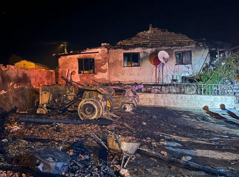 amasyada evin garajinda cikan yanginda otomobil ve traktor kullanilmaz hale geldi cLDRjBv6