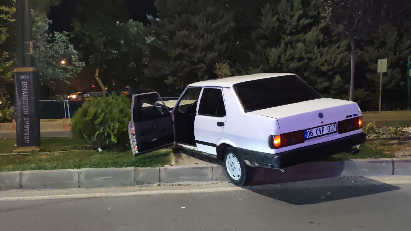 ataturk bulvarinda kaza arac orta refuje cikti 0 5CZ86UBQ