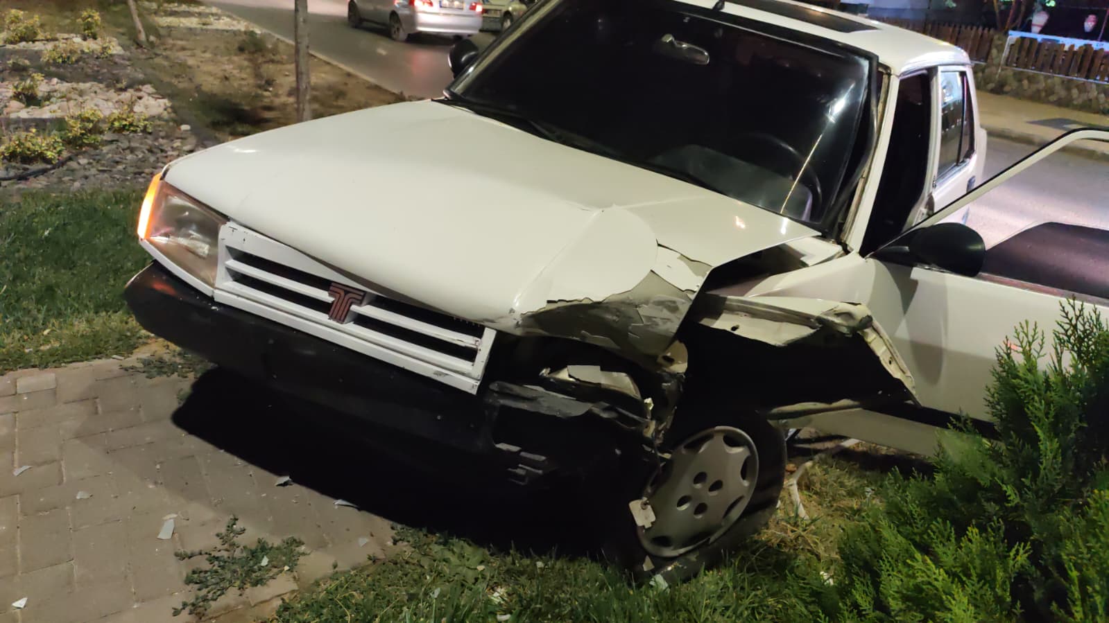 ataturk bulvarinda kaza arac orta refuje cikti 1 bvAul3JO