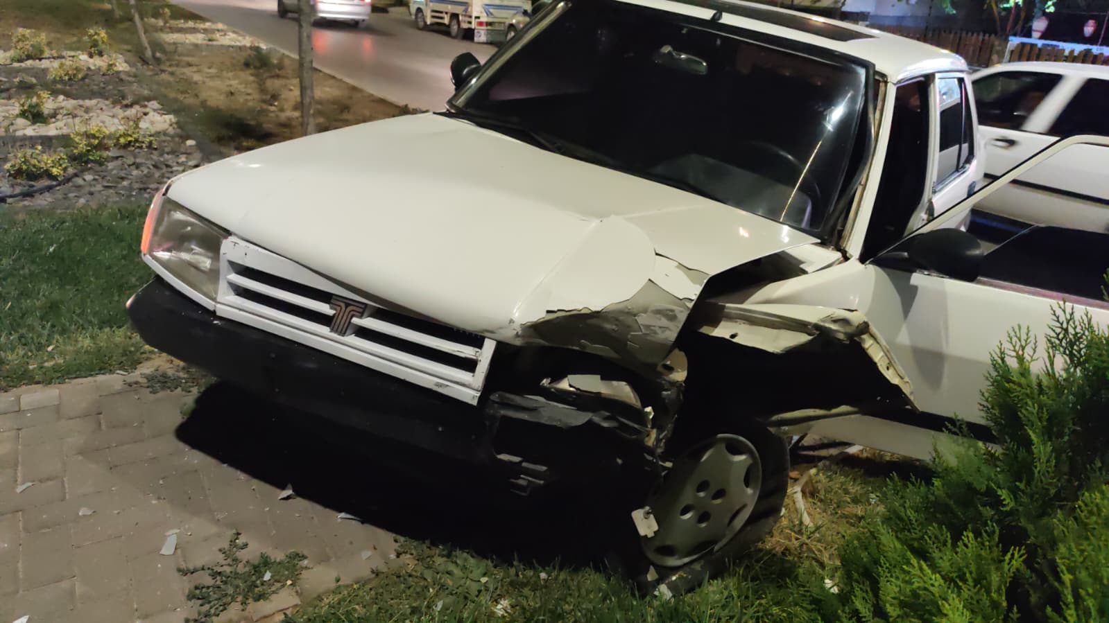 ataturk bulvarinda kaza arac orta refuje cikti 2 n4pXJWpG
