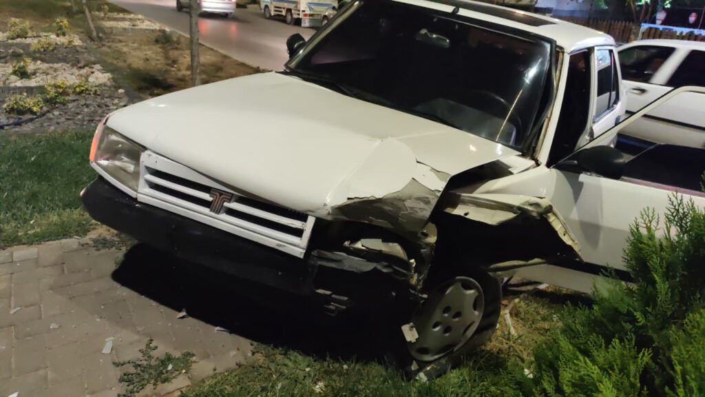 ataturk bulvarinda kaza arac orta refuje cikti 9f23KdPW