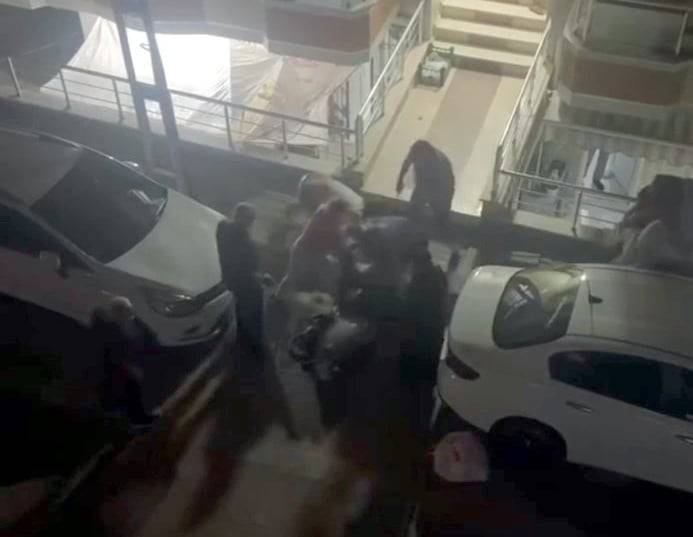 avcilarda grup kavgasi korku dolu bitti polis cigligiyla kayiplara karistilar 0 JpY9fZTn