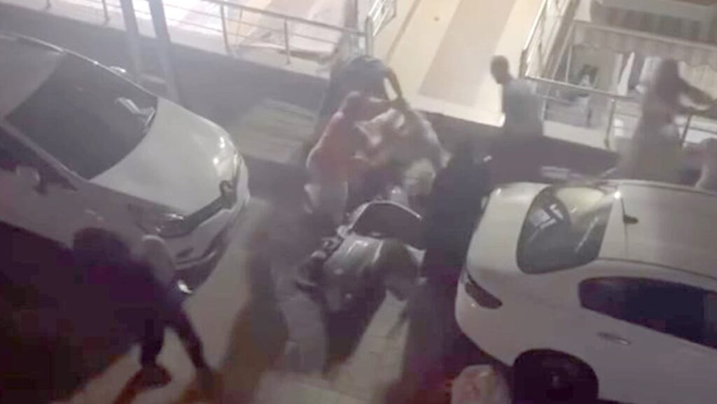 avcilarda grup kavgasi korku dolu bitti polis cigligiyla kayiplara karistilar ARD2hMYG