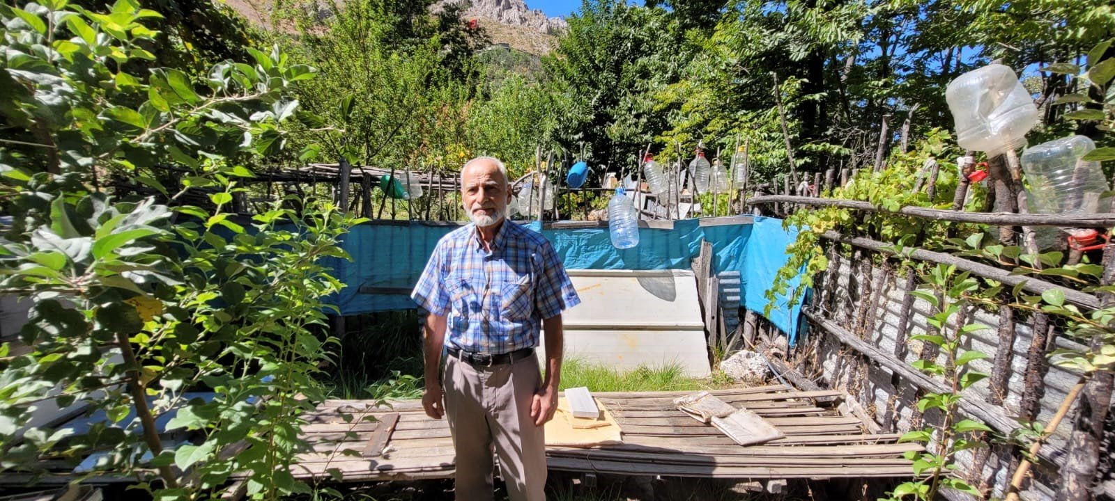 bahcesine girdi goz goze gelince cigligi basti yasli koylu kacacak delik aradi 1 bH5CsKZK