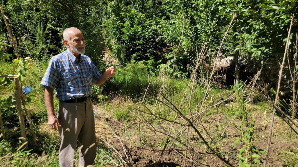 bahcesine girdi goz goze gelince cigligi basti yasli koylu kacacak delik aradi JUGc6SXO