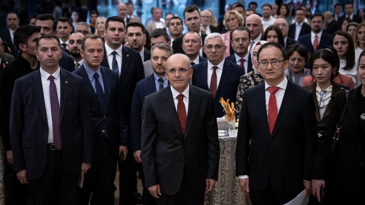 bakan mehmet simsek gosteriye 20 dakika gec gelince protesto edildi 1 4dT5hnWX