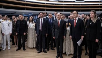 bakan mehmet simsek gosteriye 20 dakika gec gelince protesto edildi qsKI1MG7