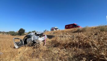 balikesirde otomobil tarlaya uctu 2 yarali QfctAZEn