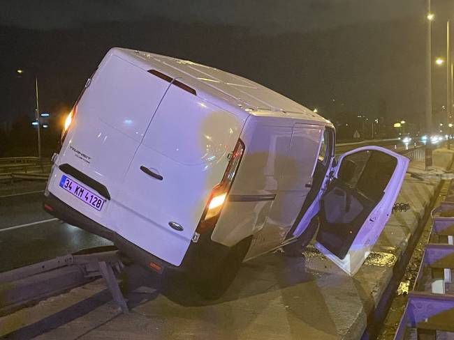 bariyerlere cikan hafif ticari aracin surucusu yaralandi 0 3fQdGzmn