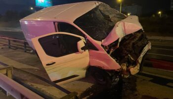 bariyerlere cikan hafif ticari aracin surucusu yaralandi cFs1HmnO