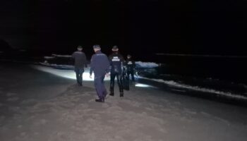 bartinda elbiseleri ile denize giren sahis ekipleri harekete gecirdi 7OzPappL