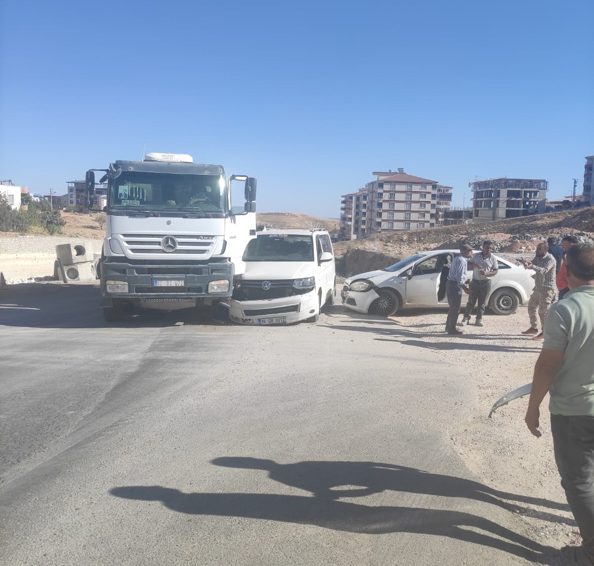 besnide kaza soku beton mikseri minibus ve otomobil carpisti 2 yarali 0 pkNnAHtG