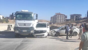 besnide kaza soku beton mikseri minibus ve otomobil carpisti 2 yarali YSDrp1kk