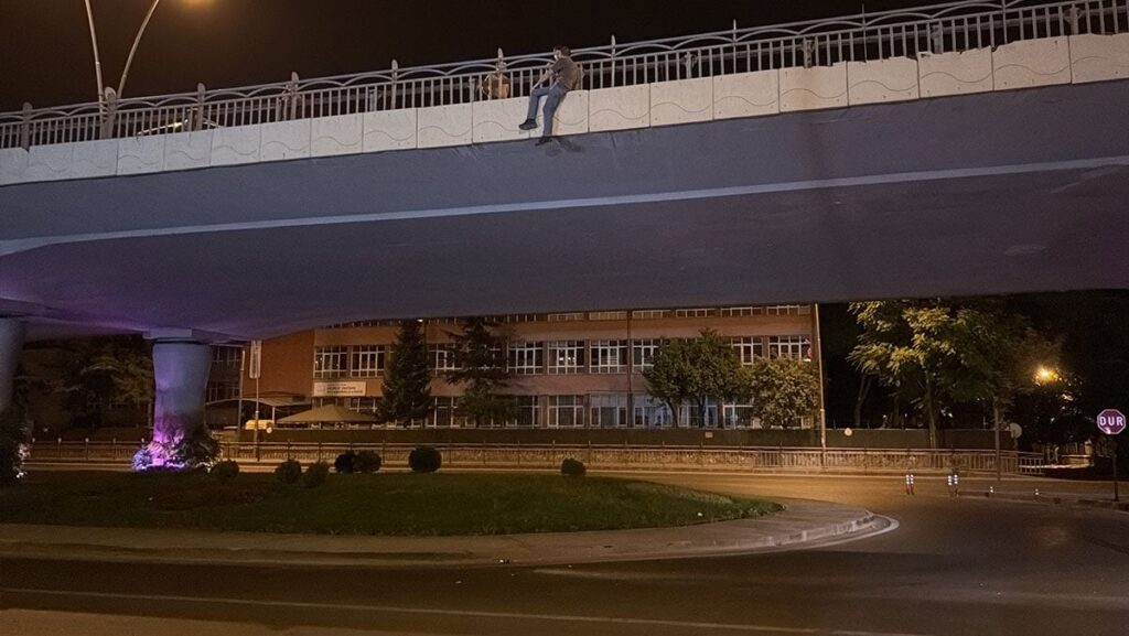 bir haftada 2 kez intihara kalkisan sahis ikna edildi AH1WDmMY