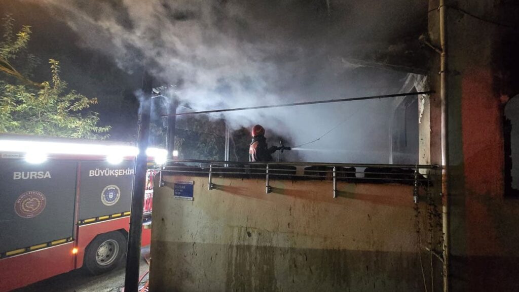 bursada gece yarisi korkutan yangin iv1OdpvJ