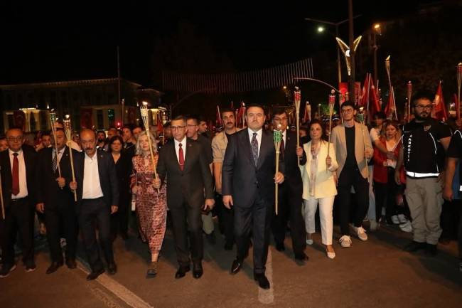 buyuk zaferin 103 yili bayrak yuruyusu ve fener alayi ile taclandi 2 OFDDWGdw
