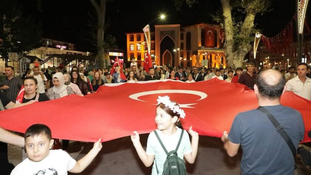 buyuk zaferin 103 yili bayrak yuruyusu ve fener alayi ile taclandi lAn8v5it
