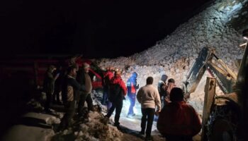 cig sonrasi mahsur kalan vatandaslar kurtarildi MB4OkfxN