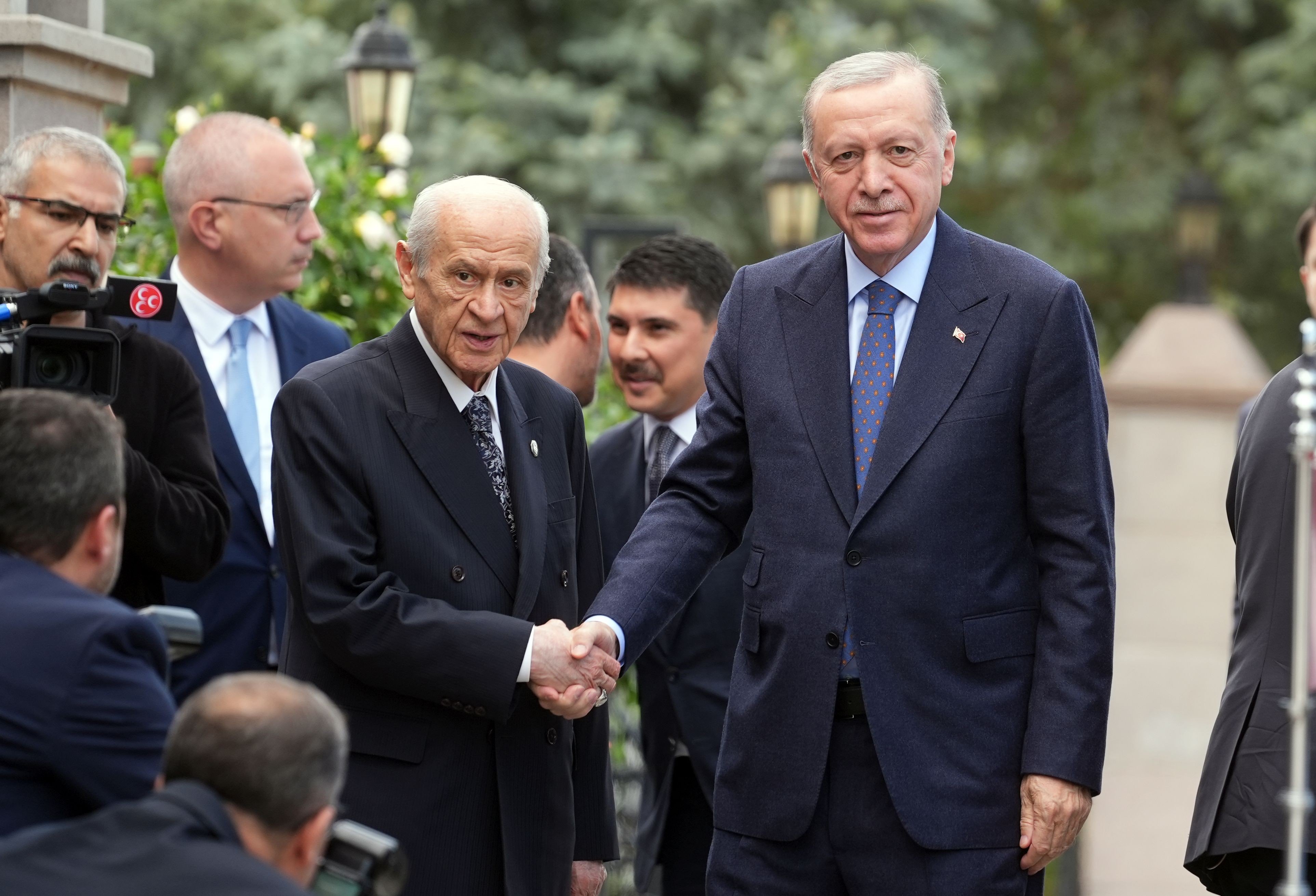 cumhur ittifakinda deprem akpnin mhpden kurtulus plani ortaya cikti iki gazeteci bu haberi yayimladi bPUOScyt