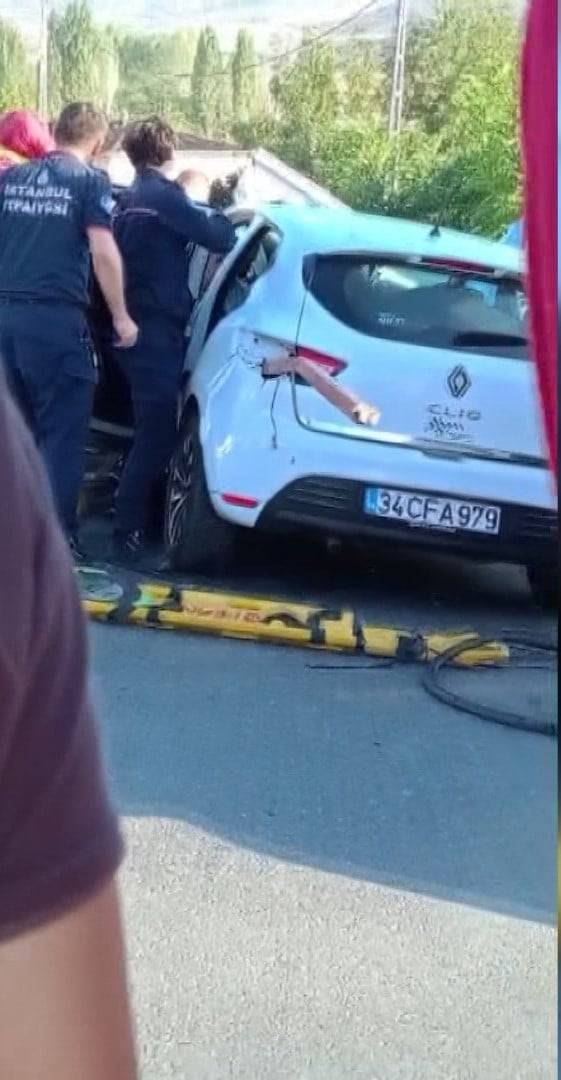demir parcasi araci delik desik etti kadin surucu icin itfaiye seferber oldu 0 2HkwUQE4