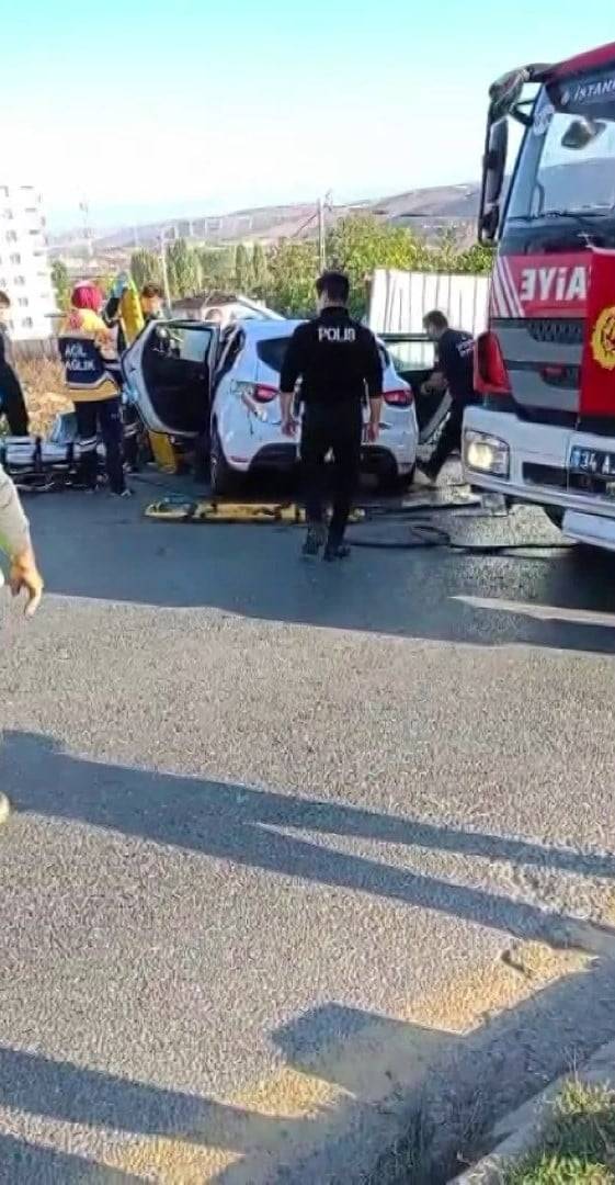 demir parcasi araci delik desik etti kadin surucu icin itfaiye seferber oldu 2 Tuf9muDl
