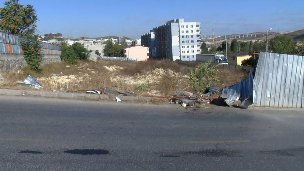 demir parcasi araci delik desik etti kadin surucu icin itfaiye seferber oldu 7 ciOkBaMs
