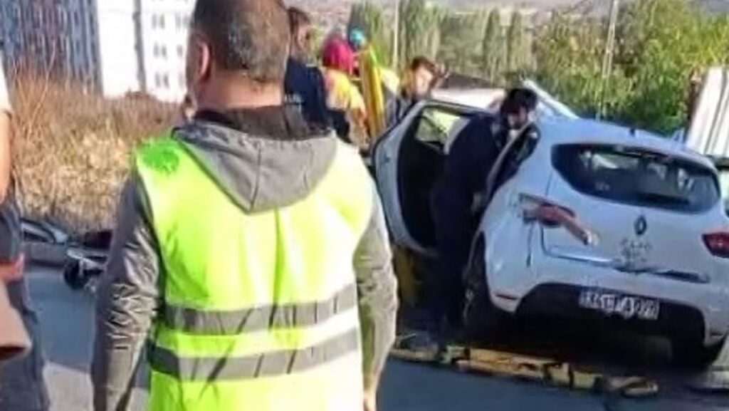 demir parcasi araci delik desik etti kadin surucu icin itfaiye seferber oldu siwn9mps