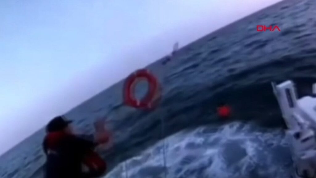 denizde suruklenen 6 yasindaki cocuk boyle kurtarildi K8s2BdqW