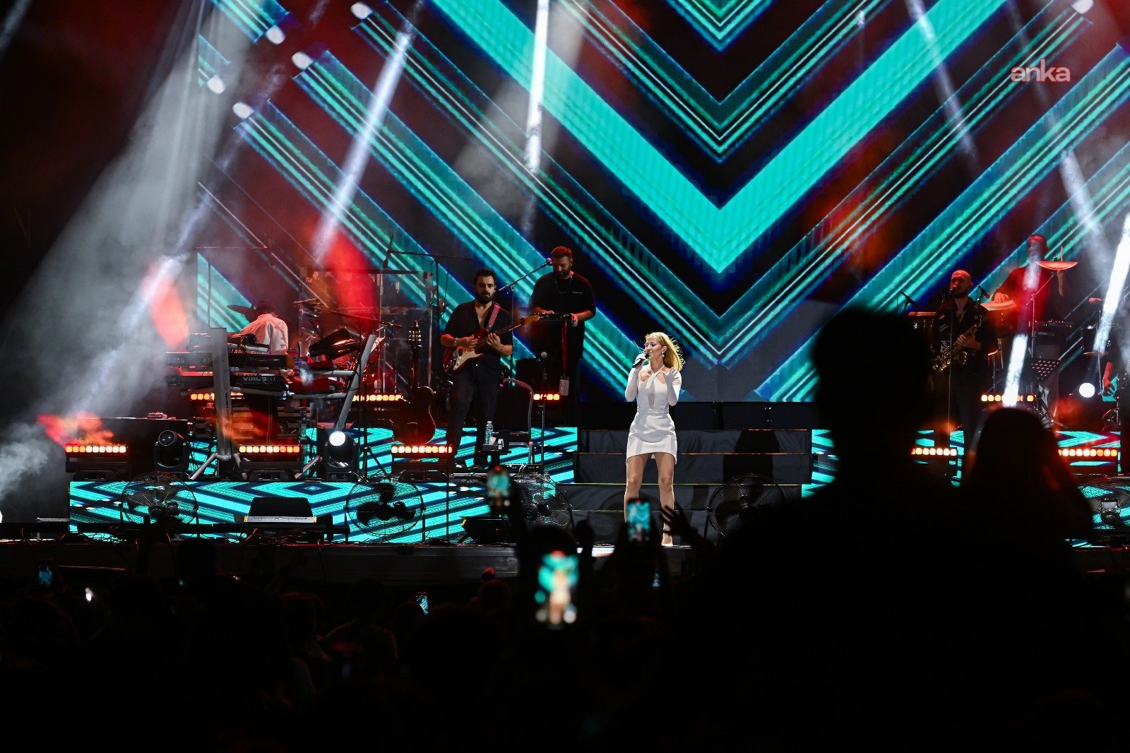 Derya Uluğ’dan İzmir’de unutulmaz gece: Çim konserleri coştu! 1 derya ulugdan izmirde unutulmaz gece cim konserleri costu 0 ORvYn3fq