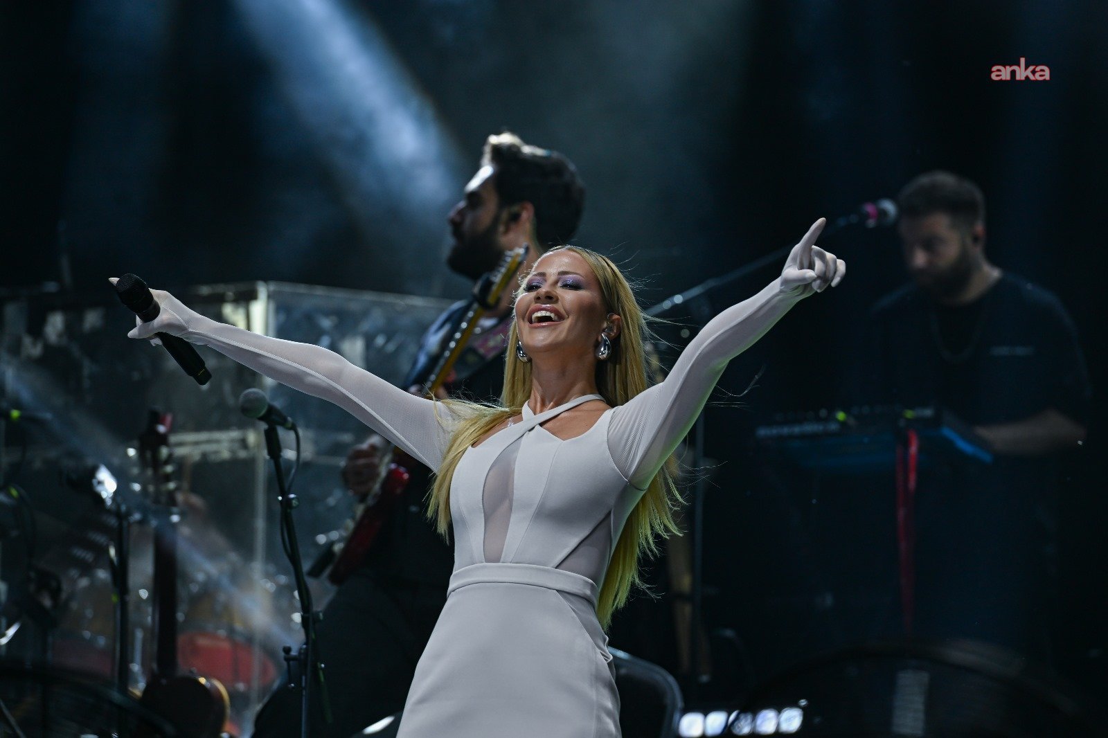 Derya Uluğ’dan İzmir’de unutulmaz gece: Çim konserleri coştu! 13 derya ulugdan izmirde unutulmaz gece cim konserleri costu 12 ltqlEH9L