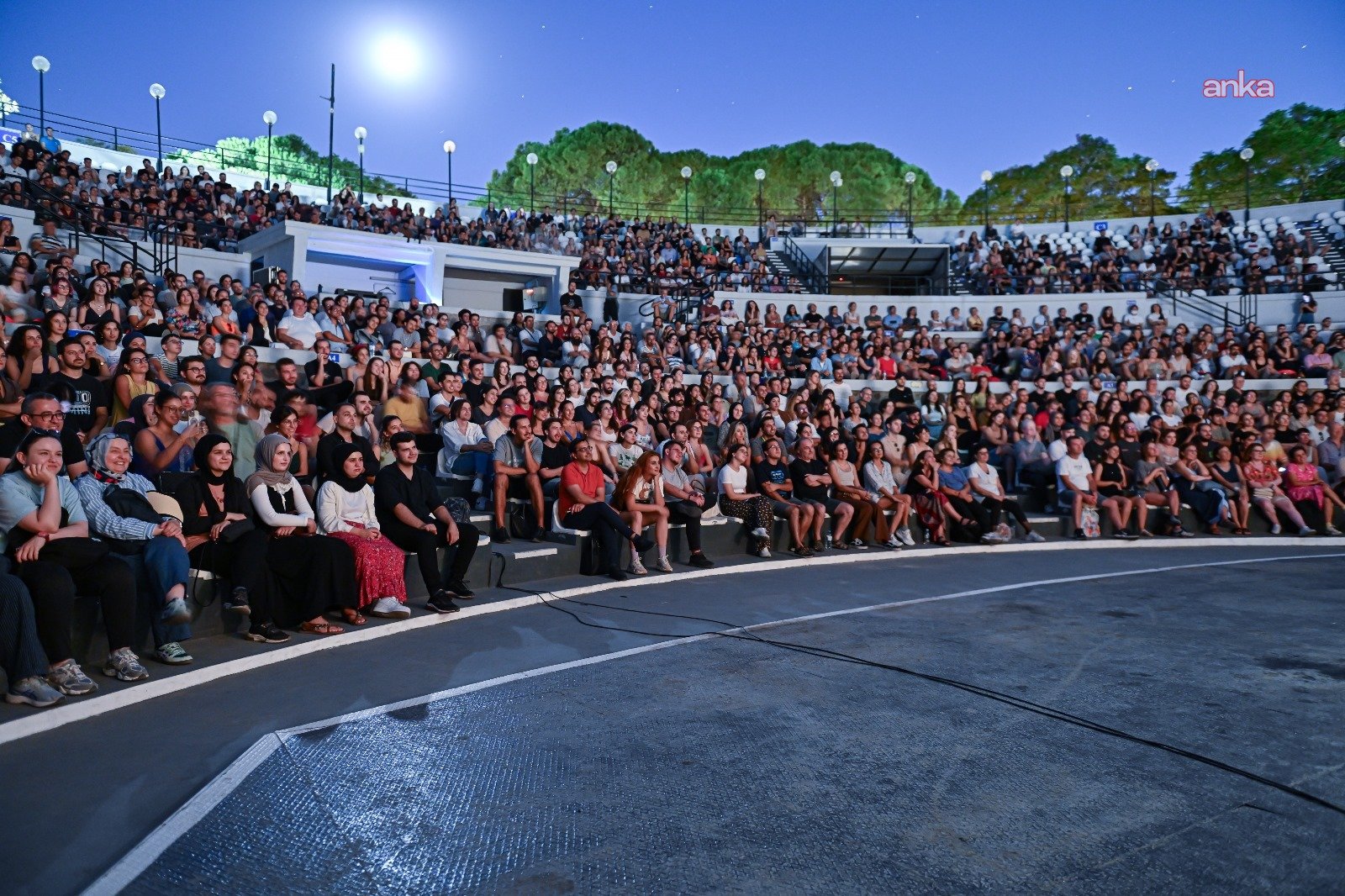 Derya Uluğ’dan İzmir’de unutulmaz gece: Çim konserleri coştu! 14 derya ulugdan izmirde unutulmaz gece cim konserleri costu 13 flX1Rf5A