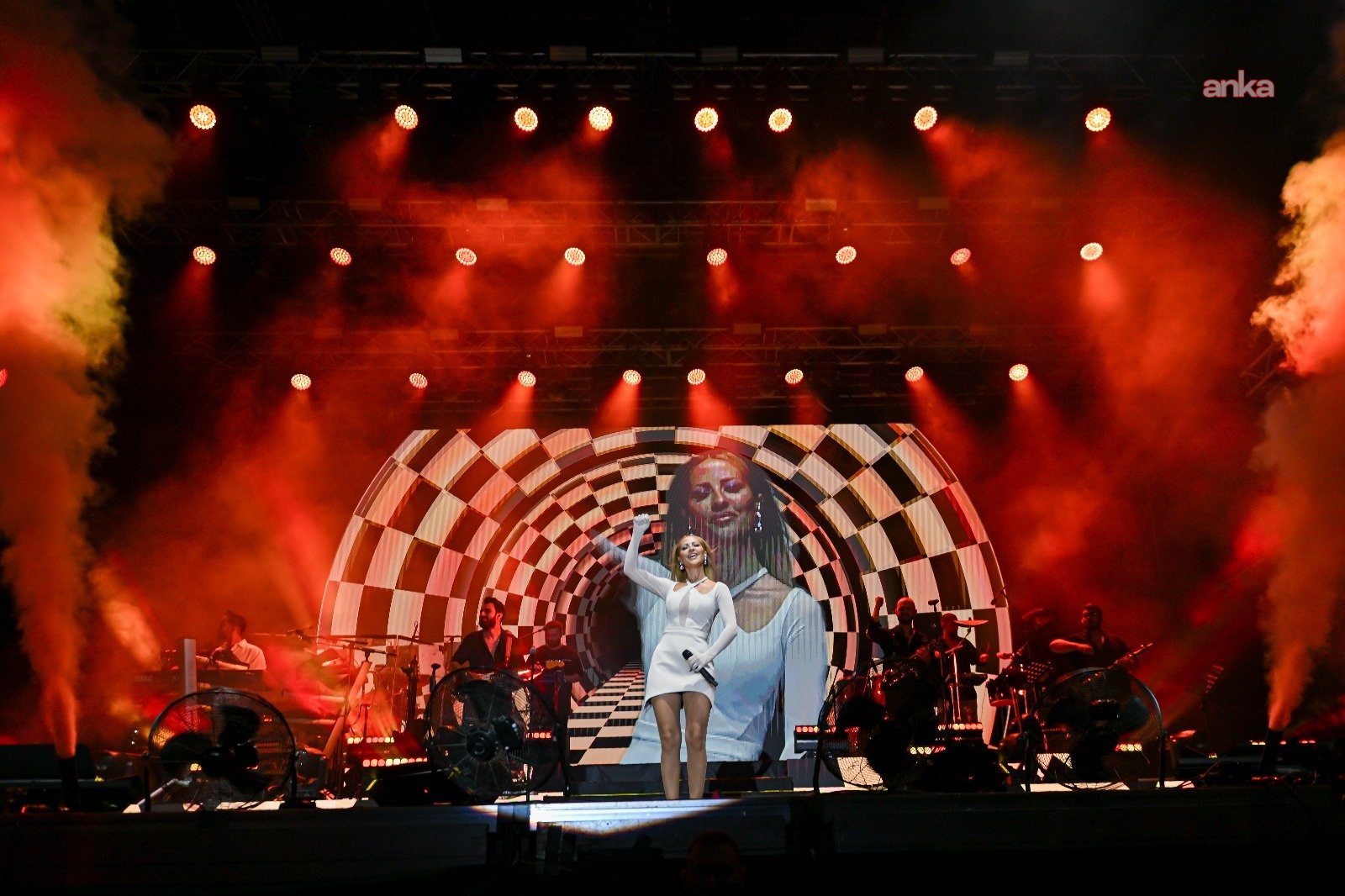 Derya Uluğ’dan İzmir’de unutulmaz gece: Çim konserleri coştu! 3 derya ulugdan izmirde unutulmaz gece cim konserleri costu 2 6Be5QjYQ