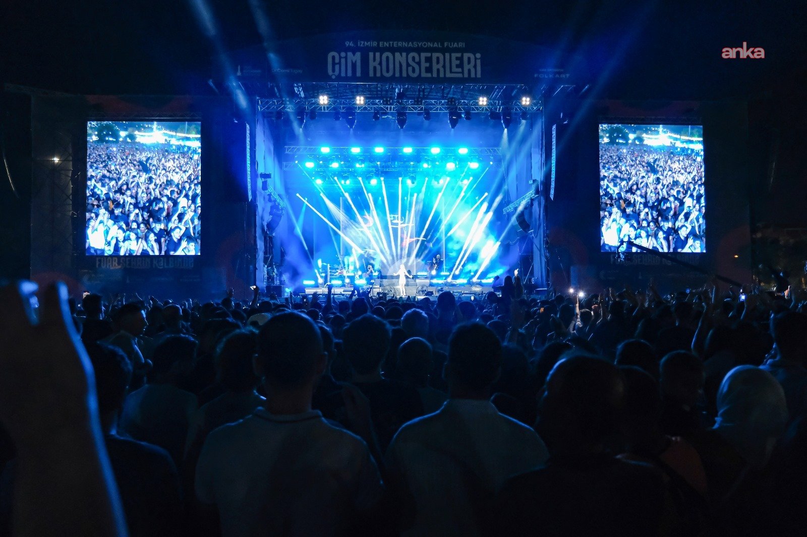 Derya Uluğ’dan İzmir’de unutulmaz gece: Çim konserleri coştu! 5 derya ulugdan izmirde unutulmaz gece cim konserleri costu 4