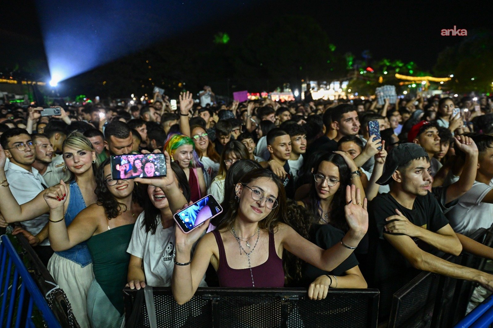 Derya Uluğ’dan İzmir’de unutulmaz gece: Çim konserleri coştu! 7 derya ulugdan izmirde unutulmaz gece cim konserleri costu 6 Hf7haONr