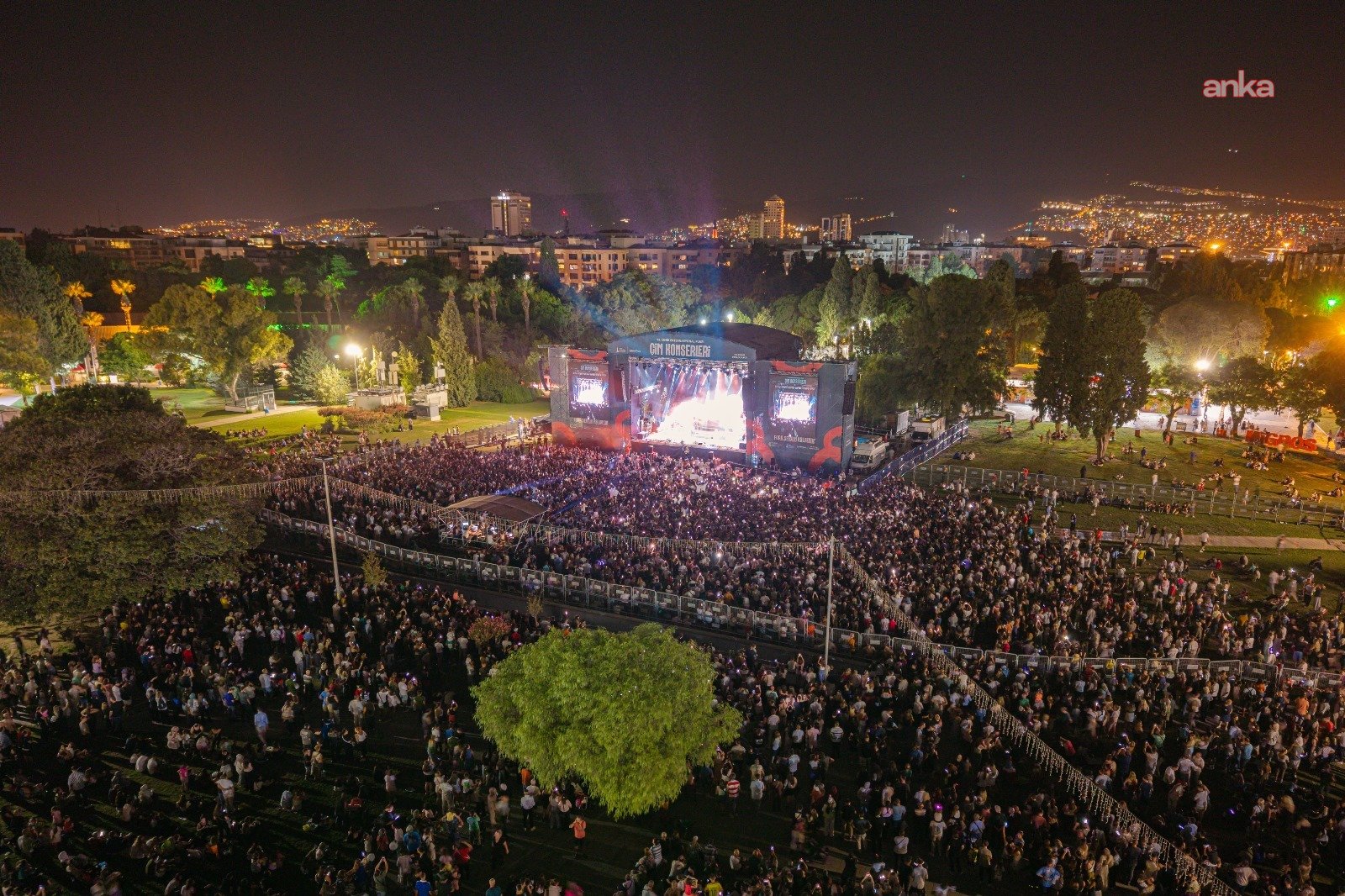 Derya Uluğ’dan İzmir’de unutulmaz gece: Çim konserleri coştu! 8 derya ulugdan izmirde unutulmaz gece cim konserleri costu 7