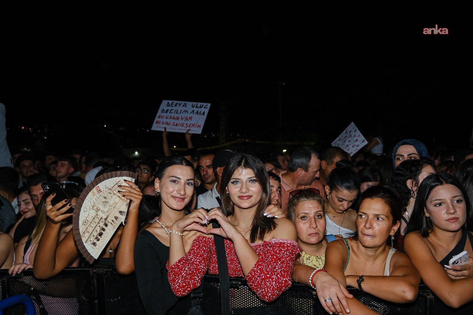 Derya Uluğ’dan İzmir’de unutulmaz gece: Çim konserleri coştu! 9 derya ulugdan izmirde unutulmaz gece cim konserleri costu 8