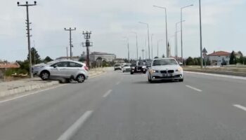 dugun konvoyundaki kazaya bir surucunun one gecme cabasi sebep olmus AxNOFTpH