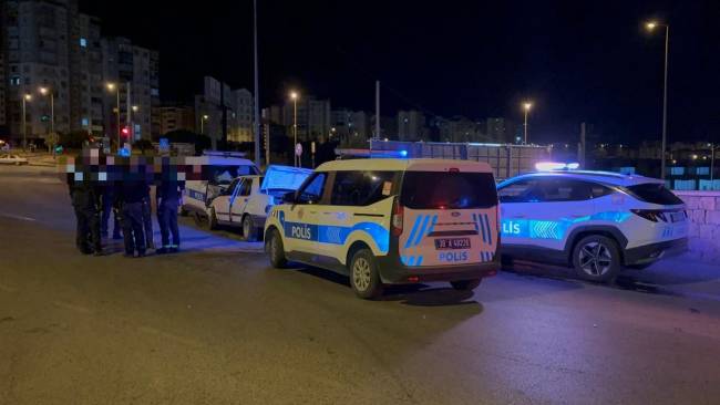 dur ihtarina uymadi ekip otosuna carpti 1 83GWABOh