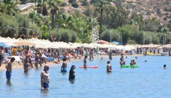ege denizinde deniz suyu sicakligi artti yuzme sezonu 11 gun uzadi nC5r7sg1