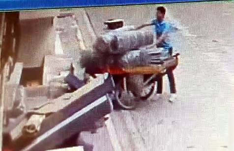 el arabali soyguncu gun ortasinda arkasina bakmadan aldi gitti 0 m1aQd9Ls